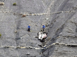 Franču glābšanas dienesta darbinieki pie Germanwings pasažieru lidmašīnas atlūzām Alpu nogāzē.