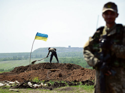 Atsākušās asiņainas kaujas Austrumukrainā, kur pie Marjinkas Ukrainas armija iznīcinājusi 156 Krievijas atbalstīto teroristu bandu kaujiniekus, bet simtiem esot ievainoti. Pie robežas ar Ukrainu atrodas aptuveni