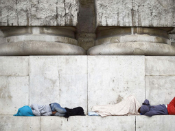 Imigranti nakšņo pie Milānas centrālās stacijas.