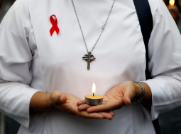 Aizlūgumā par mirušajiem ar imūndeficīta sindromu saslimušajiem. Foto: EPA/LETA