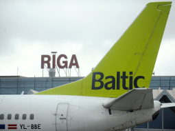 "airBaltic" lidmašīna Rīgas lidostā. Foto: Ieva Lūka, LETA