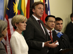 Pēc ANO Drošības padomes sēdes Austrālijas ārlietu ministre Džūlija Bišopa (2.no kreisās), Berts Kunders no Nīderlandes, Malaizijas transporta ministrs Dato Sri Liow Tiong Lai un Ukrainas ārlietu ministrs Pavlo Kļimkins preses konferencē sniedz paziņojumu. Foto: EPA/LETA