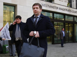 Vladimirs Antonovs 2014.gadā pie Vestminsteres tiesas ēkas. Foto: EPA/LETA