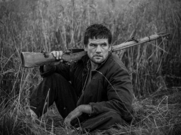 Aktieris Vilis Daudziņš filmā "Ausma" tēlo mazā Jančuka padomju varai nostučīto tēvu. Publicitātes foto