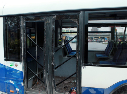 Sadauzīts "Rīgas satiksmes" autobuss. Foto: Ieva Lūka, LETA