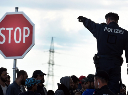 Bēgļi un migranti svētdien uz Ungārijas-Austrijas robežas Nikelsdorfā. Foto: EPA/LETA
