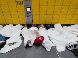 Sīrijas, Irākas un Pakistānas bēgļi un patvēruma meklētāji guļ uz grīdas Frankfurtes centrālajā dzelzceļa stacijā. Foto: AFP/LETA