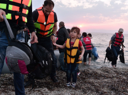 Sīriešu bēgļi, kuri 18.jūnijā ar laivām izcēlās Grieķijas Lesbos salā. Foto: AFP/LETA
