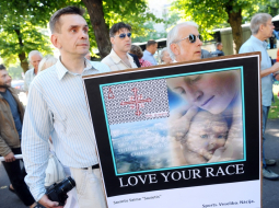Protesta akcija pret bēgļu uzņemšanu pie valdības ēkas 4.augustā. Foto: Ieva Lūka, LETA