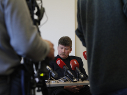 Kur palika mazgāšanas līdzekļi, preses konferencē aizdomājies "Rīgas satiksmes" priekšnieks Leons Bemhens. Foto: Mārtiņš Zilgalvis, F64
