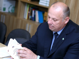 Raimonds Bergmanis lasa Satversmi. Foto: Edijs Pālens, LETA