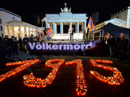 Armēņu genocīda pirms 100 gadiem piemiņas pasākums Berlīnē pie Brandenburgas vārtiem. Foto: EPA/LETA