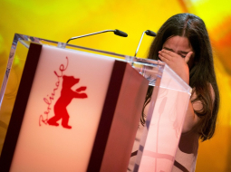 Džafaram Panahi domāto balvu Berlīnes kinofestivāla noslēgumā saņēma Panahi radiniece Hana Saeidi, kura apraudājās uz skatuves. Foto: AFP/LETA