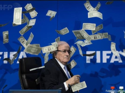 FIFA prezidentu Zepu Blateru pirms preses konferences apber ar viltus dolāriem. Foto: AFP
