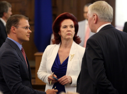 Valdošās koalīcijas partiju līderi Saeimas deputāti Raivis Dzintars (NA) (no kreisās), Solvita Āboltiņa (vienotība) un Augusts Brigmanis (ZZS). Foto: Ieva Čīka, LETA