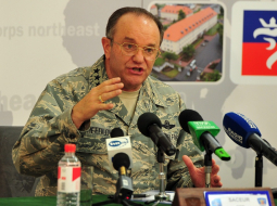 NATO Eiropas spēku komandieris Filips Brīdlovs preses brīfingā Ščecinā. Foto: EPA/LETA