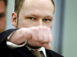 Norvēģijas slepkava Anderss Bērings-Breivīks ar savu dūres sveicienu tiesā. Foto: AFP/LETA