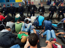 Ungārijas policisti slēguši Budapeštas centrālo staciju migrantu lielā pieplūduma dēļ. Foto: AFP/LETA