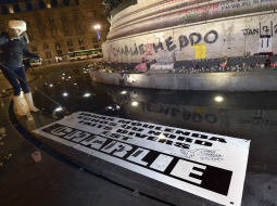 Viens no globālajiem riskiem - terorisms. Francijas satīriskā žurnāla "Charlie Hebdo" upurus pēc terorakta piemin joprojām. Foto: AFP/LETA