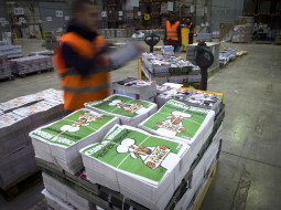 Žurnāla "Charlie Hebdo" jaunākais numurs sapakots, lai nonāktu pie saviem lasītājiem. Foto: AFP/LETA