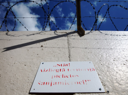 Dzeloņstiepļu žogs ap Olaines cietuma teritoriju. Foto: Ieva Čīka, LETA