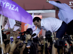 Grieķijas kreisās partijas "Syriza" līderis Aleksis Ciprs saņem apsveikumus. Foto: AFP/LETA
