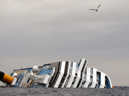 Kruīza kuģis "Costa Concordia" 2012.gada janvārī pie Itālijas krastiem. Foto: AFP/LETA