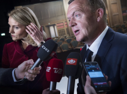 Līdzšinējā Dānijas premjerministre Helle Torninga-Šmita (no kreisās) un opozīcijas līderis Larss Leke Rasmusens. Foto: EPA/LETA