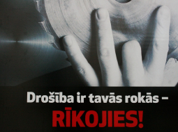 Informatīvā izstāde par darba aizsardzības jautājumiem Rīgas Centrālās pasažieru stacijas Lielajā zālē. Foto: Rebeka Žeire, LETA