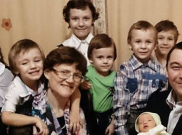Svetlana Davidova (centrā) kopā ar vīru un bērniem. Foto no petīcijas