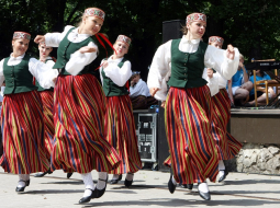 Meitenes dejo. Foto: Edijs Pālens, LETA