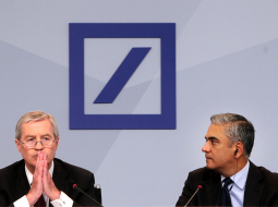 Anšu Džains (pa labi) un Jirgens Fitšens preses konferencē. Foto: EPA/LETA