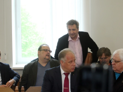 Tiesas sēdē - advokāti Rinalds Bušs (1.rindā no kreisās) un Juris Grīnvalds; apsūdzētie - bijušais "Kempmayer" valdes loceklis Jānis Svārpstons (2.rindā no kreisās), bijušais "Kempmayer Media Limited" meitasfirmas "Kempmayer Media Latvia" valdes loceklis Jānis Zips, uzņēmējs Andrejs Ēķis, SIA "VP Partneri" direktors, bijušais apsardzes uzņēmuma "Falck apsargs" valdes priekšsēdētājs Valdis Purvinskis. Foto: Edijs Pālens, LETA