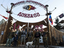 "Donbasa nakts vilku" motocikjlistu kluba biedri pie ieejas klubā Luganskā. Foto: AFP/LETA