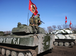 Doņeckas prokrieviskie kaujinieki 10.martā pie Torezas sarīkotajās militārajās mācībās, kā tiek ziņots. Foto: ITAR-TASS/LETA