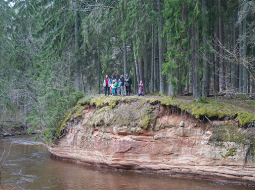 Maršruts gar Amatu no Kārļu zivjaudzētavas līdz Zvārtes iezim virzās apmēram 14 kilometrus.