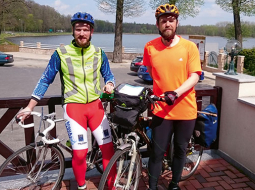 Žurnālists Gatis Kreceris (no kreisās) un uzņēmējs Jānis Šipkovs nolēmuši pasaules hokeja čempionātu Čehijā sasniegt ar velosipēdu, nobraucot pa Eiropas ceļiem 1200 kilometru.