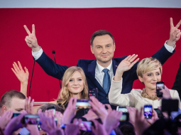 Polijas prezidenta vēlēšanās uzvarējušais Andžejs Duda kopā ar sievu Agatu (pa labi) un meitu Kingu. Foto: AFP/LETA