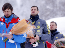 Latvijas skeletonists Martins Dukurs (centrā) kopā ar krievu sportistu Aleksandru Tretjakovu (pa kreisi) un vecāko brāli Tomasu Dukuru pēc Laplaņas trasē notikušā Eiropas čempionāta. 30.janvārī notikušajās sacensībās sliktās ledus kvalitātes dēļ tika atcelts otrais brauciens, kas triumfu Eiropas čempionātā deva Martinam Dukuram, bet Tomass Dukurs ierindojās trešajā vietā. Foto: EPA/LETA