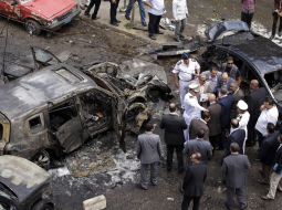 Izmeklētāji pēta vietu, kur tika uzspridzināta Ēģiptes ģenerālprokurora automašīna. Foto: EPA/LETA