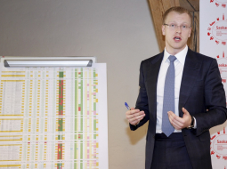 Viens no "Saskaņas" deputātiem Saeimā Andrejs Elksniņš pēc 12.Saeimas vēlēšanām nebija apmierināts ar rezultātiem Latgales vēlēšanu apgabalā. Izrādās, ka Rožupes pagastā balsis par "Saskaņu" pirktas par naudu. Foto: Nora Krevneva, F64
