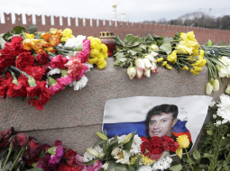 Borisa Ņemcova slepkavības vietā netālu no Kremļa joprojām gulst ziedi. Foto: EPA/LETA