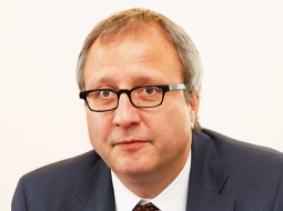 Vācijas Konstitucionālās tiesas priekšsēdētājs Andreass Foskūle: «Attiecībā uz datu aizsardzību mēs, vācieši, esam ļoti jutīgi — iespējams, tas saistīts ar nacionālsociālisma un VDR laikā piedzīvoto valsts kontroli.»