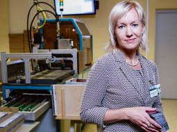 Uzņēmuma ADI Kartes ģenerāldirektores Hānas–Valtasas vadībā strādā 22 darbinieki, kurus viņa sauc par lojāliem un čakliem.