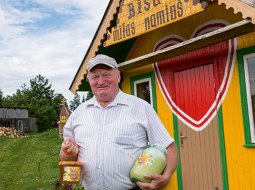 «Tēvs mēdza atspiesties ar muguru pret bišu stropu un sēdēt stundu, divas. Tagad zinu — tas dod mieru, spēku,» saka bitenieks Armands Galviņš. Viņš izveidojis viesiem namiņus, kur gulēt virs stropiem.
