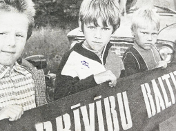 Agris Buzēns (no kreisās), Gatis Augstkalns un Artūrs Augstkalns Baltijas ceļā pirms 26 gadiem.