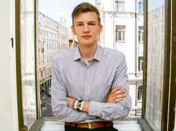 Skolā Andrim patīk, garlaicīgāk esot fizikas stundās, jo daudzas lietas viņš jau pats uzzinājis, taču arī skolotājs kaut ko jaunu iemāca.