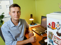 Aldis Bukšs romānu Parādu piedzinēji uzrakstīja pa vakariem, sēžot virtuvē starp logu un ledusskapi.