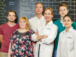 Alise Balgalve (centrā) ar sava biznesa komandu.