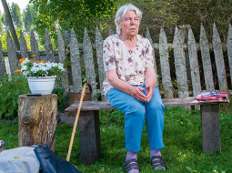 Vai nav bail vienai mežā dzīvot? «Nē! Zinu, ka neviens man neko nedarīs. Mācēšu parunāties ar bandītiem,» atbild Jevdokija Šipko.